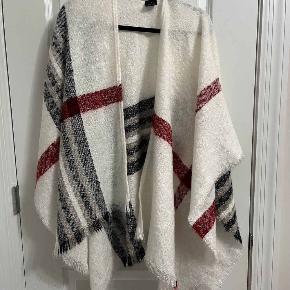 V. FRAAS Elegant Cream Shawl